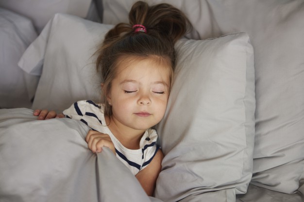 sleeping-girl-bed_329181-13541
